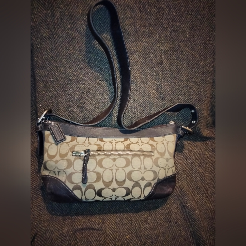 Coach Small signature shoulder strap bag 💥